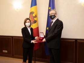 Maia Sandu l-a decorat cu „Ordinul de Onoare” pe ES Zdeněk Krejčí, Ambasadorul Republicii Cehe